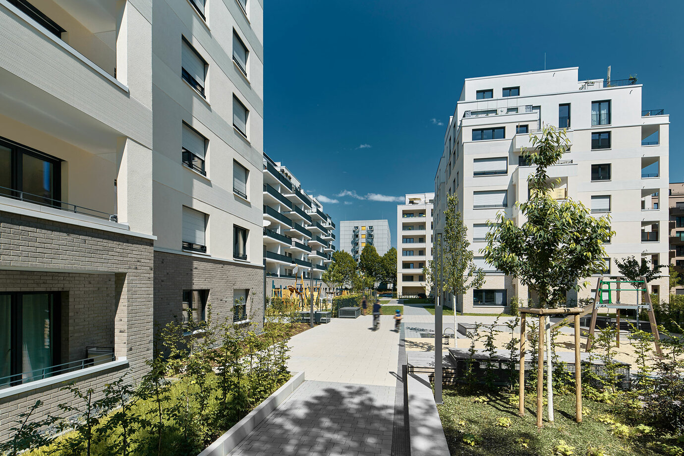 一条住宅区小路将公共区域和内院的游乐场与所有建筑相连。